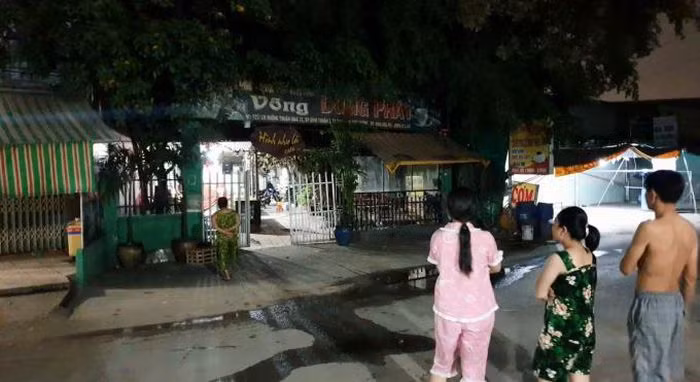  Chồng sát hại vợ trong đêm: Đêm 3/7, người dân sống trong khu phố Bình Thuận 2 (phường Thuận Giao, TP Thuận An, Bình Dương) nghe tiếng la hét thất thanh tại một quán cà phê võng do vợ chồng anh Nguyễn Ngọc Minh (sinh năm 1977) và chị Lư Thị Loan (sinh năm 1988) làm chủ. Khi mọi người chạy lại thì phát hiện chị Loan tử vong trên vũng máu, anh Minh trên tay cầm dao còn dính đầy máu. Người chồng sau khi gây án đã đến công an đầu thú. 