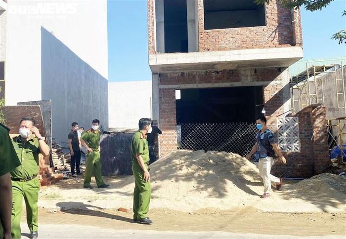  Nam thợ xây chết bất thường gần công trình xây dựng: Sáng 4/7, người dân sống ở đường Phước Lý 8 thuộc phường Hòa Minh (quận Liên Chiểu, Đà Nẵng) phát hiện thi thể anh L.V.T. (27 tuổi, trú quận Sơn Trà, Đà Nẵng) là thợ xây đang làm việc ở công trình nhà 3 tầng gần đó từ 2 tháng nay. Người này tử vong trong tư thế nằm sấp, không mặc quần. Được biế, khoảng 2 ngày trước, anh T. có xảy ra cãi vã với người trong gia đình nên chuyển đến sống tại nhà trọ gần công trình. 