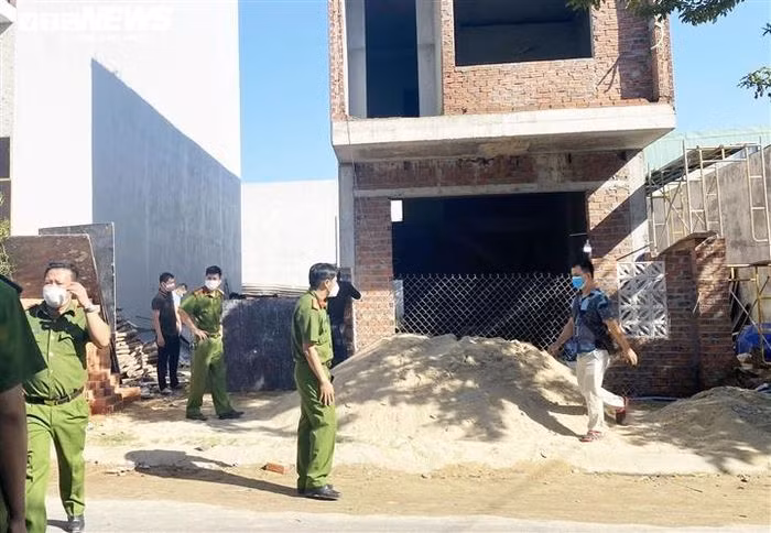  Nam thợ xây chết bất thường gần công trình xây dựng: Sáng 4/7, người dân sống ở đường Phước Lý 8 thuộc phường Hòa Minh (quận Liên Chiểu, Đà Nẵng) phát hiện thi thể anh L.V.T. (27 tuổi, trú quận Sơn Trà, Đà Nẵng) là thợ xây đang làm việc ở công trình nhà 3 tầng gần đó từ 2 tháng nay. Người này tử vong trong tư thế nằm sấp, không mặc quần. Được biế, khoảng 2 ngày trước, anh T. có xảy ra cãi vã với người trong gia đình nên chuyển đến sống tại nhà trọ gần công trình. 