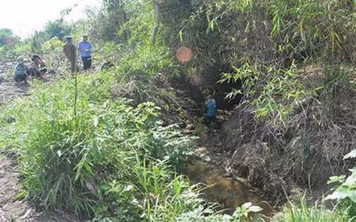  Rủ bé gái đi trông xe rồi hãm hại bên suối: Đặng Văn Lợi (33 tuổi ở xã Thượng Yên Công, TP Uông Bí, Quảng Ninh) lợi dụng bố mẹ cháu L.T.T.T (13 tuổi, trú tại xã Thượng Yên Công) không có nhà, Lợi đến mượn xe rồi chở cháu ra khu vực suối rồi thực hiện hành vi hiếp dâm cháu. Sau đó, cháu bé đã kể lại sự việc cho bố mẹ. Ngày 4/7, Lợi bị Công an TP Uông Bí bắt khẩn cấp để điều tra. (Ảnh minh họa). 