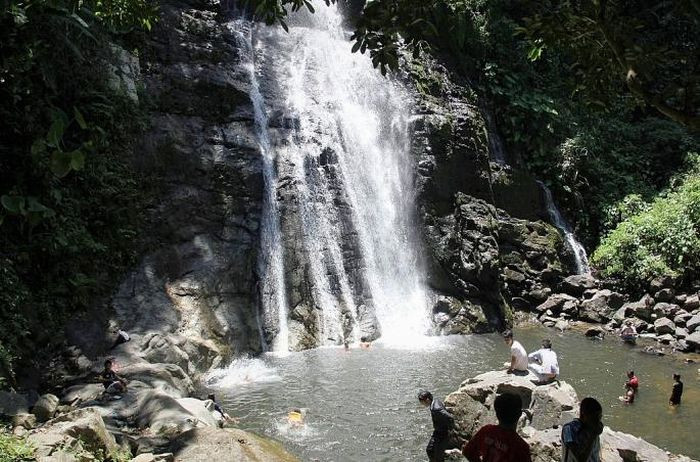  Đang tắm thác, nữ sinh bị đá rơi trúng đầu tử vong: Ngày 4/7,UBND xã Tà Bhing, huyện Nam Giang, Quảng Nam cho biết, Tơ Ngôn Thị L. (19 tuổi, trú thôn Pà Ting, xã Tà Bhing), cùng bạn và chị em trong nhà đến thác Grăng tắm. Trong lúc đang tắm, một viên đá từ trên cao bất ngờ rơi xuống trúng đầu gây thương tích. Dù được mọi người đưa đi cấp cứu nhưng do vết thương quá nặng nên L. đã tử vong. 