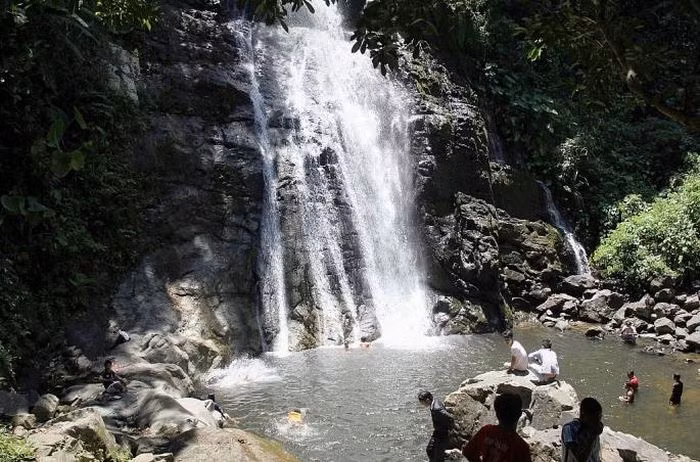  Đang tắm thác, nữ sinh bị đá rơi trúng đầu tử vong: Ngày 4/7,UBND xã Tà Bhing, huyện Nam Giang, Quảng Nam cho biết, Tơ Ngôn Thị L. (19 tuổi, trú thôn Pà Ting, xã Tà Bhing), cùng bạn và chị em trong nhà đến thác Grăng tắm. Trong lúc đang tắm, một viên đá từ trên cao bất ngờ rơi xuống trúng đầu gây thương tích. Dù được mọi người đưa đi cấp cứu nhưng do vết thương quá nặng nên L. đã tử vong. 