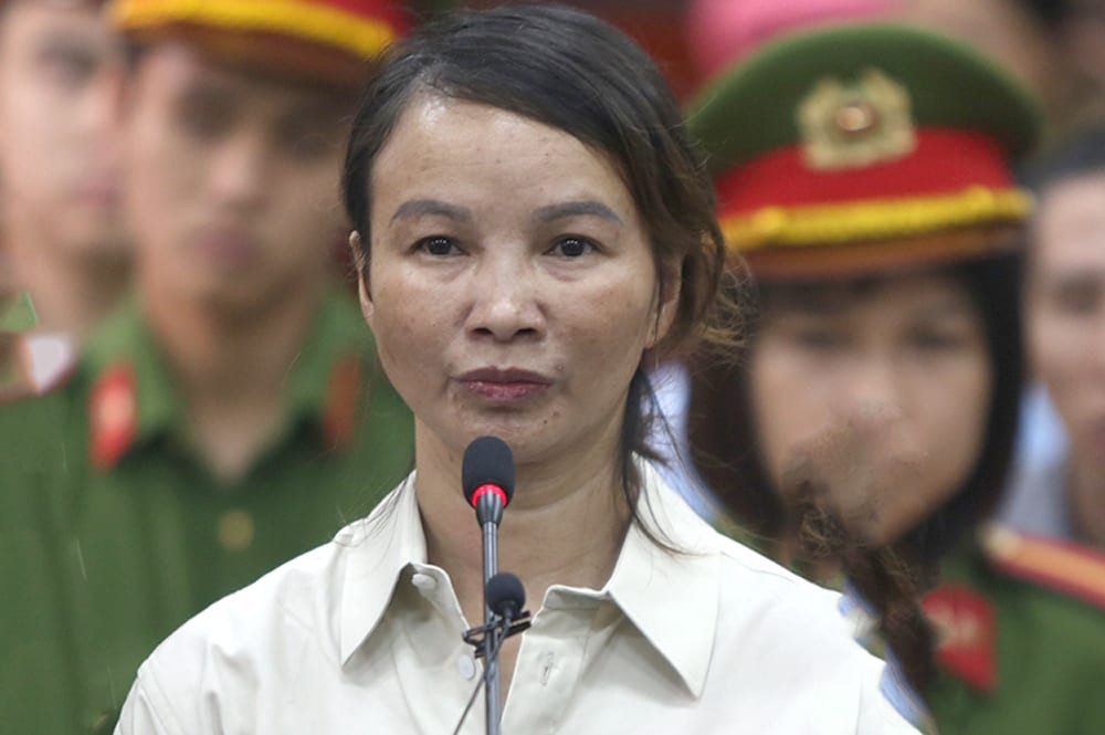 Phiên phúc thẩm từng bị hoãn 2 lần vào các ngày 15/6/2020 và 28/1 do một số luật sư vắng mặt. Theo bản án sơ thẩm, tháng 5/2017, bà Hiền biết việc mua bán ma túy có lợi nhuận cao nên đã mua 2 bánh heroin của Bùi Văn Công và vợ chồng Vì Văn Toán, Vì Thị Thu. Thu là người đến biên giới mua hàng cấm. Sau đó, Công và Lường Văn Hùng giao ma túy cho bà Hiền. Quá trình tố tụng, bị cáo Trần Thị Hiền không thừa nhận cáo buộc và khai không quen biết Bùi Văn Công. 