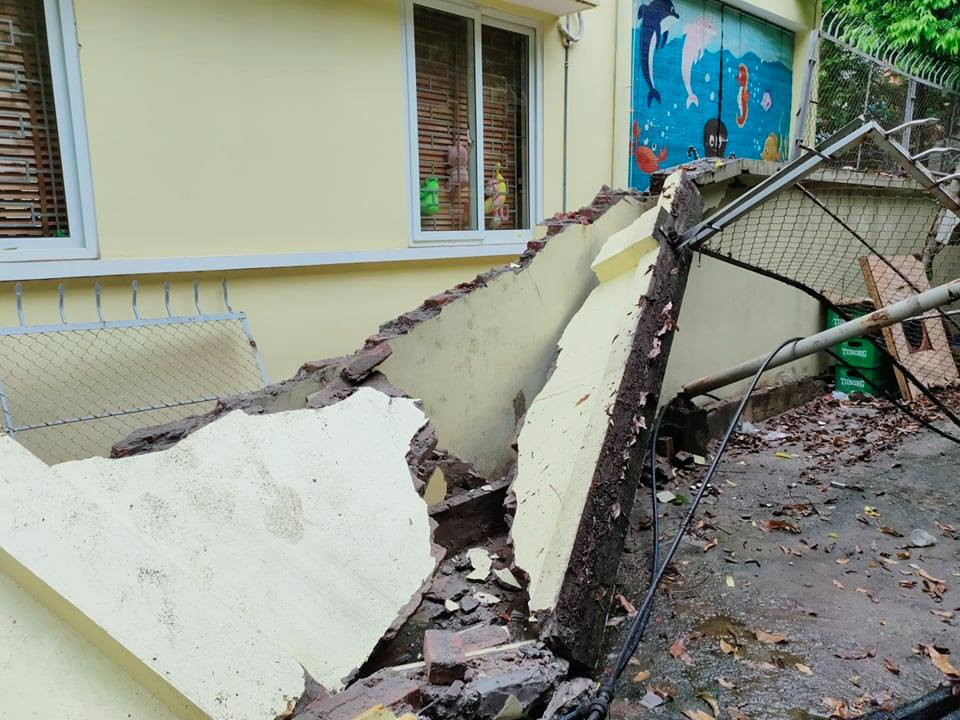 Sự việc tường sập đè đầu khoảng 10 xe ô tô xảy ra khoảng 3h sáng 8/7, tại ngõ 245 Mai Dịch, phường Mai Dịch, quận Cầu Giấy, Hà Nội. 