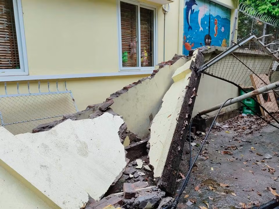 Sự việc tường sập đè đầu khoảng 10 xe ô tô xảy ra khoảng 3h sáng 8/7, tại ngõ 245 Mai Dịch, phường Mai Dịch, quận Cầu Giấy, Hà Nội. 