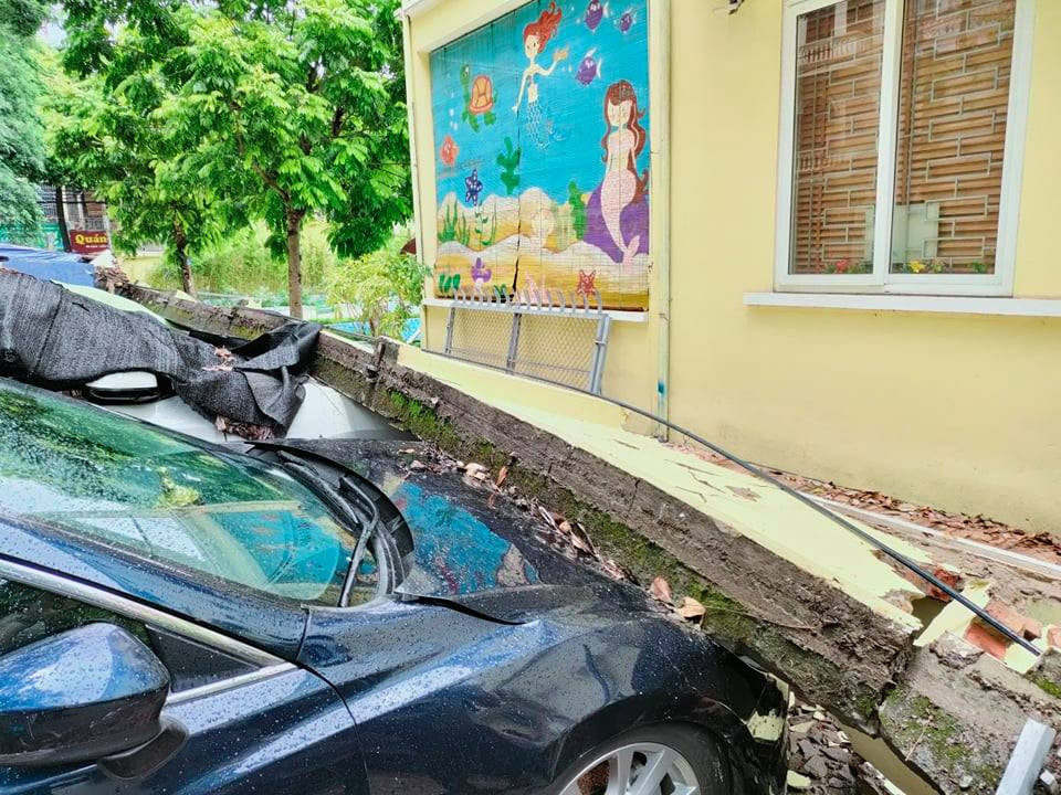 Ghi nhận của PV Báo Tri Thức và Cuộc Sống tại hiện trường, có 12 ô tô bị ảnh hưởng của vụ sập tường. Phía sau bức tường là Trường Mầm non Mai Dịch. 