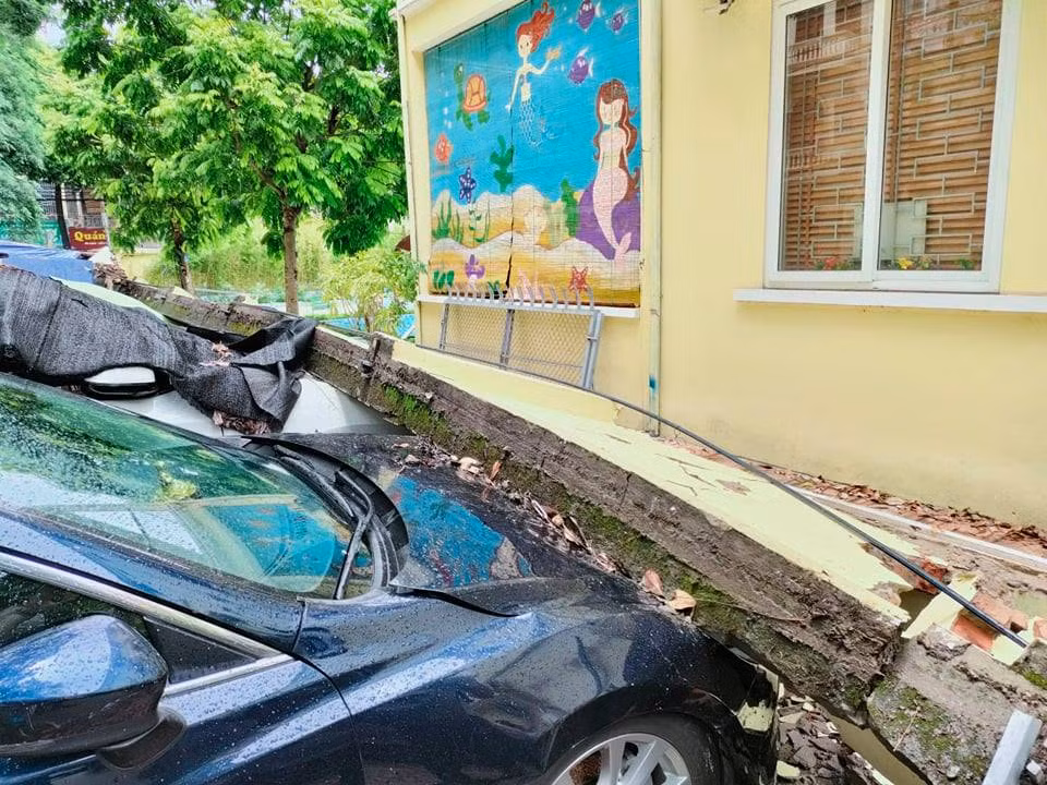 Ghi nhận của PV Báo Tri Thức và Cuộc Sống tại hiện trường, có 12 ô tô bị ảnh hưởng của vụ sập tường. Phía sau bức tường là Trường Mầm non Mai Dịch. 