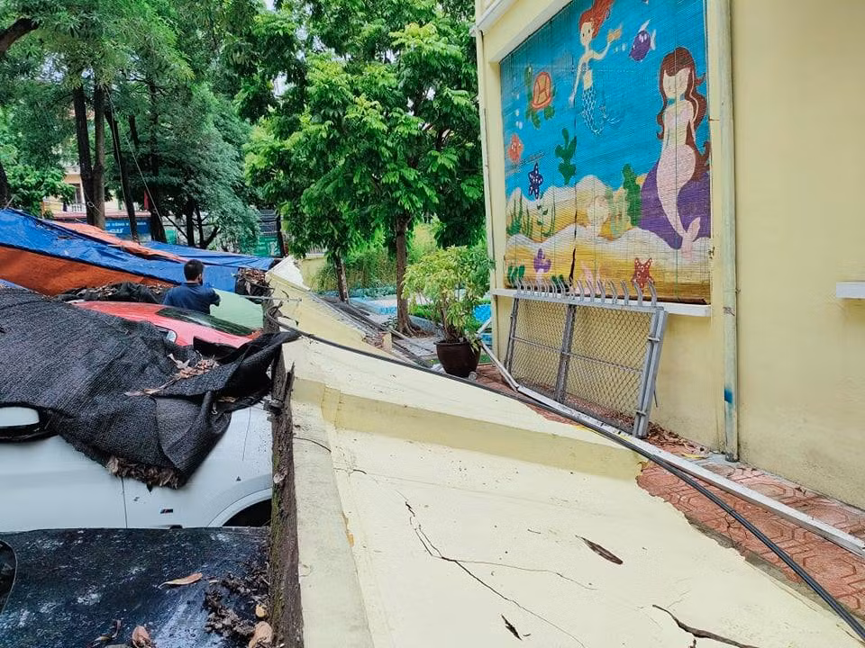 Một vị lãnh đạo Công an phường Mai Dịch cho biết, vụ việc xảy ra do ảnh hưởng của mưa và gió mạnh từ hoàn lưu áp thấp nhiệt đới. 