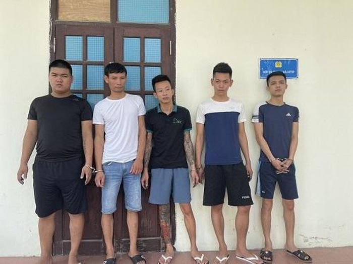  Phá đường dây cá độ bóng đá hơn 1,3 tỷ đồng: Ngày 1/7, Công an huyện Quảng Xương (Thanh Hóa) cho biết, cơ quan điều tra đang tạm giữ hình sự 5 người (có độ tuổi từ 23-36 tuổi) để điều tra về hành vi đánh bạc dưới hình thức cá độ bóng đá. Số tiền các đối tượng đã tham gia cá cược là hơn 200 triệu đồng/trận. Cho đến khi bị bắt, nhóm đã thu lời tổng số tiền khoảng 1,3 tỷ đồng. 