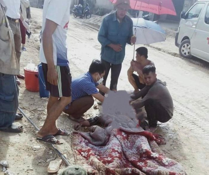  Đang khiêng thép, một công nhân bị điện giật tử vong: Khoảng 8h ngày 1/7, anh Hoàng Hữu H. (SN 1980, trú xã Diễn Lộc, huyện Diễn Châu, Nghệ An) đang thi công cầu Am (thuộc xóm Liên Thành, xã Thanh Liên, huyện Thanh Chương) thì không may bị điện giật tử vong. Được biết, thời điểm xảy ra vụ việc, anh H. vừa cắt thép xong và đang khiêng thép với một công nhân khác thì bị điện giật.