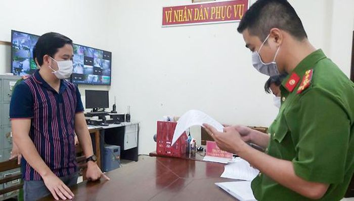  Bắt đối tượng cho vay 10 tỷ lấy lãi 100 triệu/ngày: Ngày 7/7, Công an TP Đà Nẵng đã khởi tố bị can, bắt tạm giam đối với Trần Thu Hà (50 tuổi, trú huyện Hòa Vang) và Lê Trọng Phương (31 tuổi, trú quận Ngũ Hành Sơn) về hành vi cho vay lãi nặng trong giao dịch dân sự. Hai đối tượng này đã cho nhiều người vay tiền với lãi suất cao. Hà đã thỏa thuận cho vay gần 10 tỷ với lãi suất 1%/1 ngày, thu lời bất chính hơn 1,2 tỷ đồng. Trong khi đó, Lê Trọng Phương cho vay 2 tỷ với lãi suất 0,3%/1 ngày, thu lời bất chính gần 1 tỷ đồng. (Phương tại cơ quan Công an).