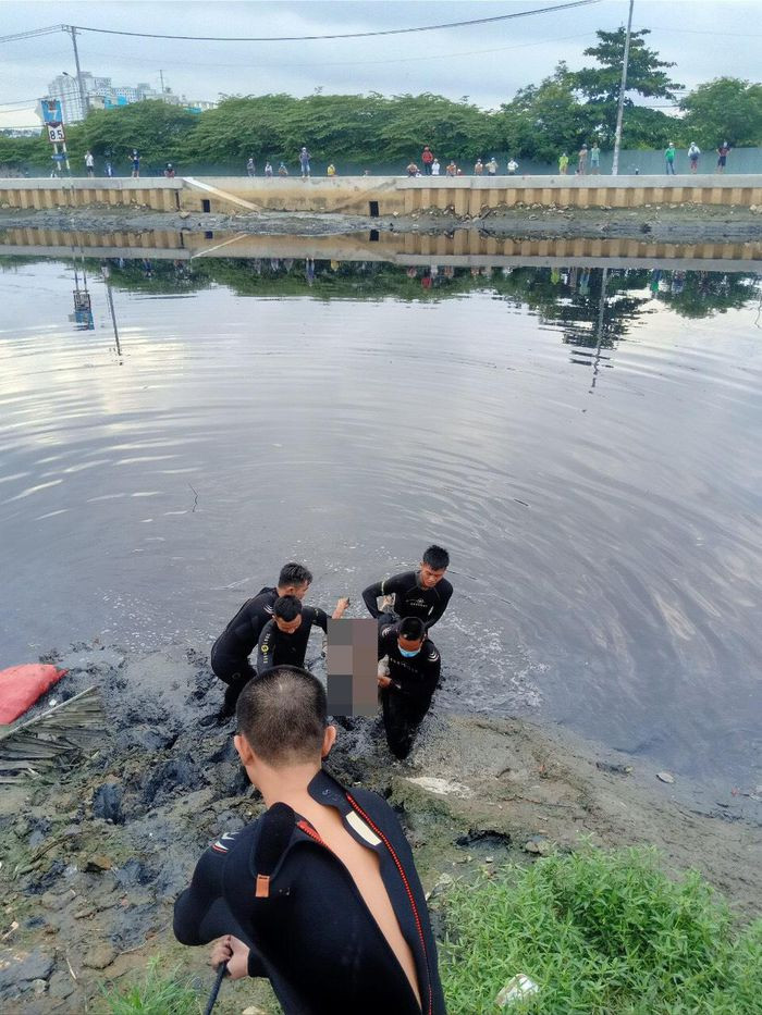  Trên đường đi khám bệnh, người đàn ông nhảy sông tự tử: Rạng sáng 5/7, ông H.T.H. (SN 1967, cùng ngụ quận 8, TP HCM) được người thân chở đi khám bệnh. Khi đi đến phường 16, quận 8, TP HCM, ông H. nhảy xuống xe rồi nhảy xuống sông tự tử. Lực lượng chức năng đã nhanh chóng có mặt để tìm kiếm, đưa thi thể nạn nhân lên bờ. 