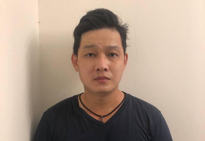  Trộm lô máy ảnh, flycam trị giá hơn một tỷ đồng: Trần Minh Quân (33 tuổi, ngụ TP HCM) đến công ty ở phường Đakao (Quận 1, TP.HCM) để mua máy ảnh. Tại đây, Quân lén lấy chùm chìa khóa rồi đem đi đánh thêm chùm khác. Quân trở lại công ty đặt chùm chìa khóa vào vị trí cũ. Sau đó, Quân đột nhập vào công ty này lấy cắp máy ảnh, ống kính, flycam và 10 triệu đồng tiền mặt đem đi bán được hơn 550 triệu đồng rồi bị bắt.