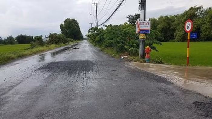  Dùng dao dọa chém, cướp xe người đi đường: Rạng sáng 2/7, đang đi trên đường, anh N. (21 tuổi, quê Long An) chạy xe máy trên đường Nguyễn Văn Long thuộc xã Qui Đức (huyện Bình Chánh, TPHCM) thì bất ngờ bị nhóm đối tượng áp sát, dùng dao tự chế dọa chém khiến nạn nhân bỏ chạy rồi bị cướp mất xe máy. Ngày 5/7, Công an huyện Bình Chánh cho biết đang lập hồ sơ điều tra, truy xét vụ việc. 