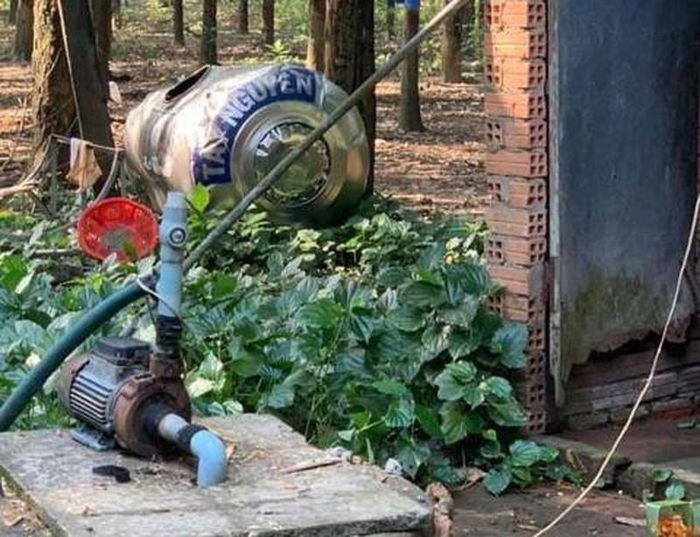  Bồn nước rơi khiến 1 trẻ tử vong, 2 bé bị thương: Ngày 4/7, tại một gia đình thuộc xã Lộc Hưng, huyện Lộc Ninh, tỉnh Bình Phước 3 cháu bé đang ngồi chơi dưới nền thì bất ngờ bồn nước rơi xuống đất đè trúng người ba bé. Ngay sau đó, người thân đã chạy đến thì phát hiện bé trai sinh năm 2004, đã tử vong. Hai bé còn lại được đưa đi cấp cứu tại bệnh viện Chợ Rẫy (TP HCM). 