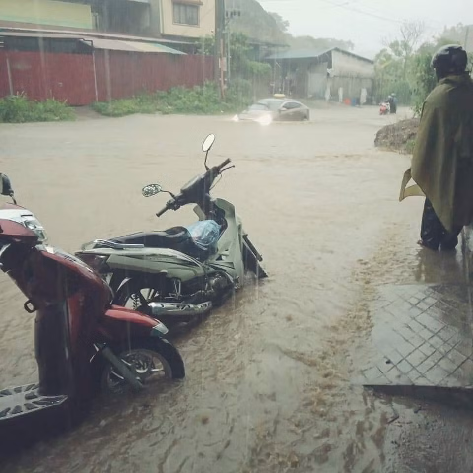 Theo Đài Khí tượng Thủy văn tỉnh Lào Cai, đêm về sáng ngày 5/7, do chịu ảnh hưởng của rãnh áp thấp có trục đi qua Bắc Bộ, kết hợp với tác động của vùng hội tụ gió trên cao, địa bàn tỉnh có mưa, mưa rào và dông. Nhiệt độ đồng loạt giảm thấp, nắng nóng chấm dứt, vùng thấp tiết trời chuyển dịu mát, các vùng núi cao rét nhẹ. 