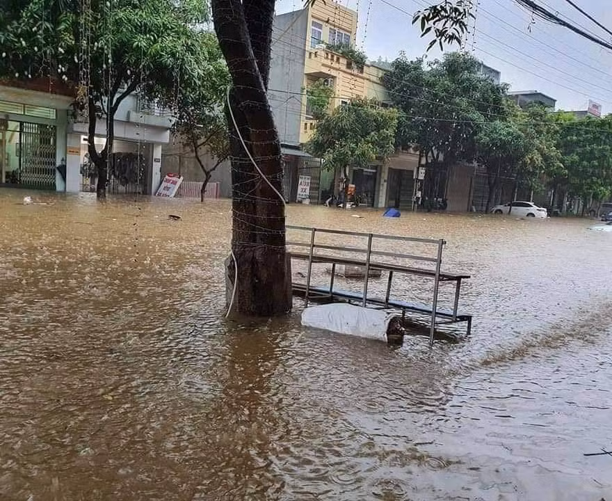 Dự báo ngày và đêm 5/7, rãnh áp thấp và vùng hội tụ gió trên cao vẫn tồn tại gây mưa, mưa rào và dông trên diện rộng, rải rác mưa vừa, có nơi mưa to đến rất to; trong cơn dông có khả năng xảy ra lốc xoáy, gió giật mạnh và sét đánh.