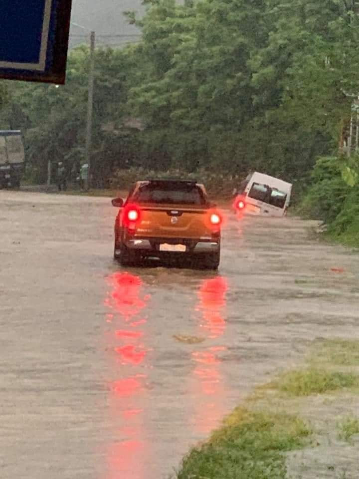 Nhiều tuyến phố ngập nặng như: Đường Hoàng Quốc Việt, đường Trần Phú, đường Trần Hưng Đạo, đường Lê Thanh…