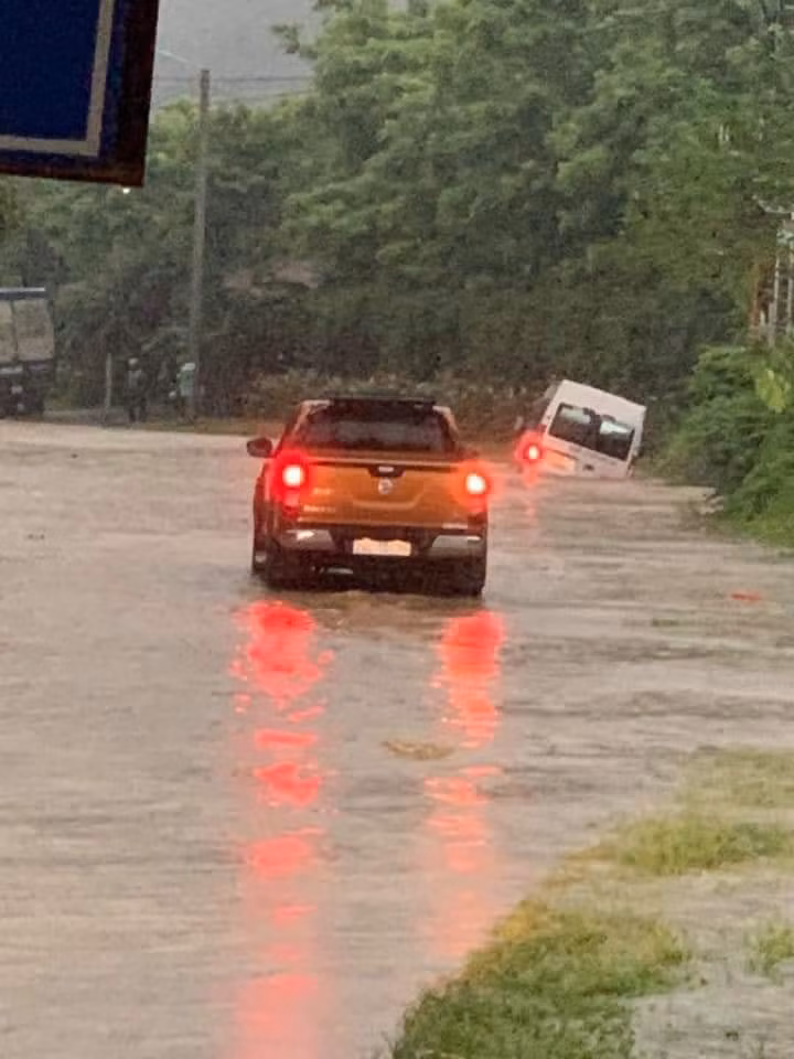 Nhiều tuyến phố ngập nặng như: Đường Hoàng Quốc Việt, đường Trần Phú, đường Trần Hưng Đạo, đường Lê Thanh…