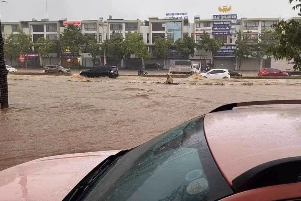 Đặc biệt, tuyến đường Lê Thanh (phường Bắc Cường), nước mưa ngập sâu từ 50-80cm, có điểm trên 80cm, gây nhiều thiệt hại về tài sản của người dân. Hiện các địa phương bị ảnh hưởng của mưa lớn đang thống kê mức độ thiệt hại. 