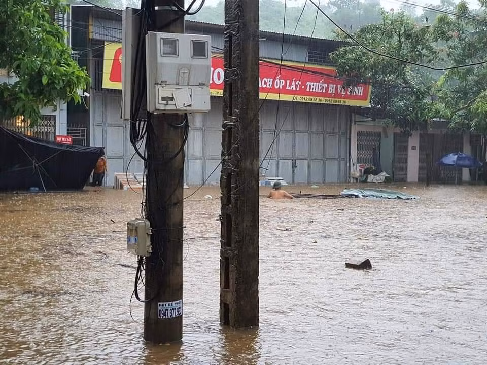 Tuy nhiên, lượng mưa tại các địa phương không đồng đều, một số nơi có mưa vừa, mưa to như xã Tả Củ Tỷ (Bắc Hà) 30,2mm; xã Nậm Chảy (Mường Khương) 30,6mm; phường Cốc Lếu (thành phố Lào Cai) trội hơn 32mm; xã Quang Kim (Bát Xát) mưa to 54,6mm; thị trấn Bát Xát 66,6mm. Phường Nam Cường (thành phố Lào Cai) có mưa rất to cục bộ lượng lên tới 117mm (tính từ 19h ngày 4/7 đến 7h ngày 5/7). 
