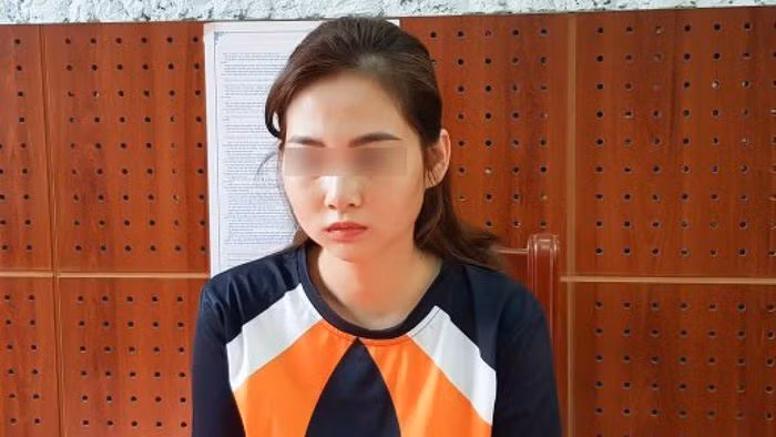  'Hot girl' cho vay bốc bát họ với lãi suất 146%/năm: Ngày 2/7, Công an TP Lạng Sơn đã khởi tố hình sự đối với Nguyễn Thùy Trang (SN 1991, trú phường Chi Lăng, TP. Lạng Sơn) về hành vi cho vay nặng lãi với lãi suất 146%/năm. Theo đó, Trang đã cho 15 người vay lãi dưới hình thức bốc họ với tổng số tiền là 730 triệu đồng, thu lợi bất chính 127 triệu đồng. 