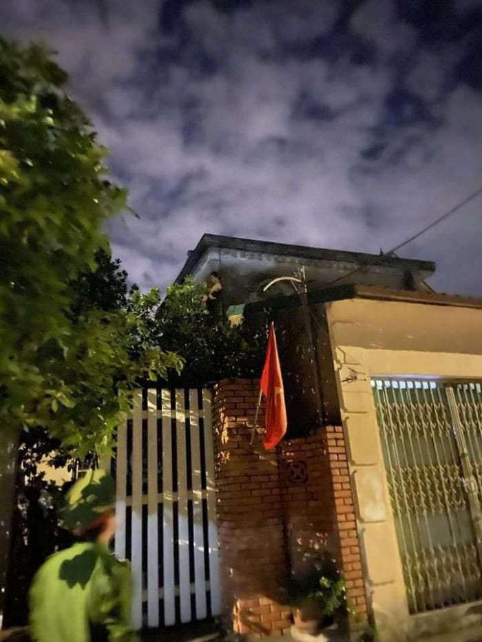  Chồng bỏ sang nhà bạn, vợ ôm con nhỏ lên mái nhà định tự tử: Do mâu thuẫn tình cảm gia đình, người mẹ ôm con trai lên nóc nhà tại thôn Võng La, xã Võng La, huyện Đông Anh, Hà Nội định tự tử, may mắn được Công an huyện Đông Anh cứu giúp. Sau khi được giải cứu sức khỏe cháu bé bình thường, người mẹ bị ngất được xe cấp cứu 115 đưa đến Trạm y tế xã sơ cứu, hiện đã bình phục bình thường. 