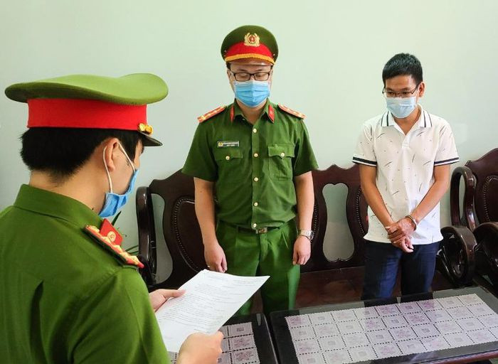  Nhân viên tham ô hơn 100 triệu của công ty: Ngày 2/7, Công an quận Sơn Trà, TP Đà Nẵng, khởi tố bị can, bắt tạm giam 4 tháng Phan Thanh Toàn (27 tuổi, ở quận Thanh Khê, TP Đà Nẵng) về tội Tham ô tài sản. Toàn thừa nhận đã lợi dụng nhiệm vụ được giao để chiếm đoạt hơn 100 triệu đồng của Công ty TNHH MTV thực phẩm 5T Markets.