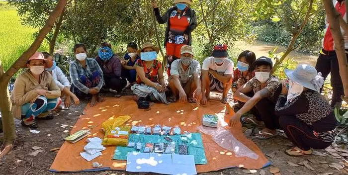  Đá gà, đánh bạc bất chấp dịch COVID-19: Ngày 2/7, Công an huyện An Phú cho biết, đã triệt phá một nhóm đối tượng, trong đó có nhiều phụ nữ đang tụ tập tại khu đất ở mé kênh ở xã Quốc Thái để sát phạt nhau bằng hình thức lắc tài xỉu ăn tiền. Tất cả 12 đối tượng liên quan đã bị bắt giữ cũng tang vật là 11 điện thoại di động, 3 xe máy, 1 sổ ghi số đề trong cốp xe và 23 triệu đồng tiền trên người các đối tượng. 