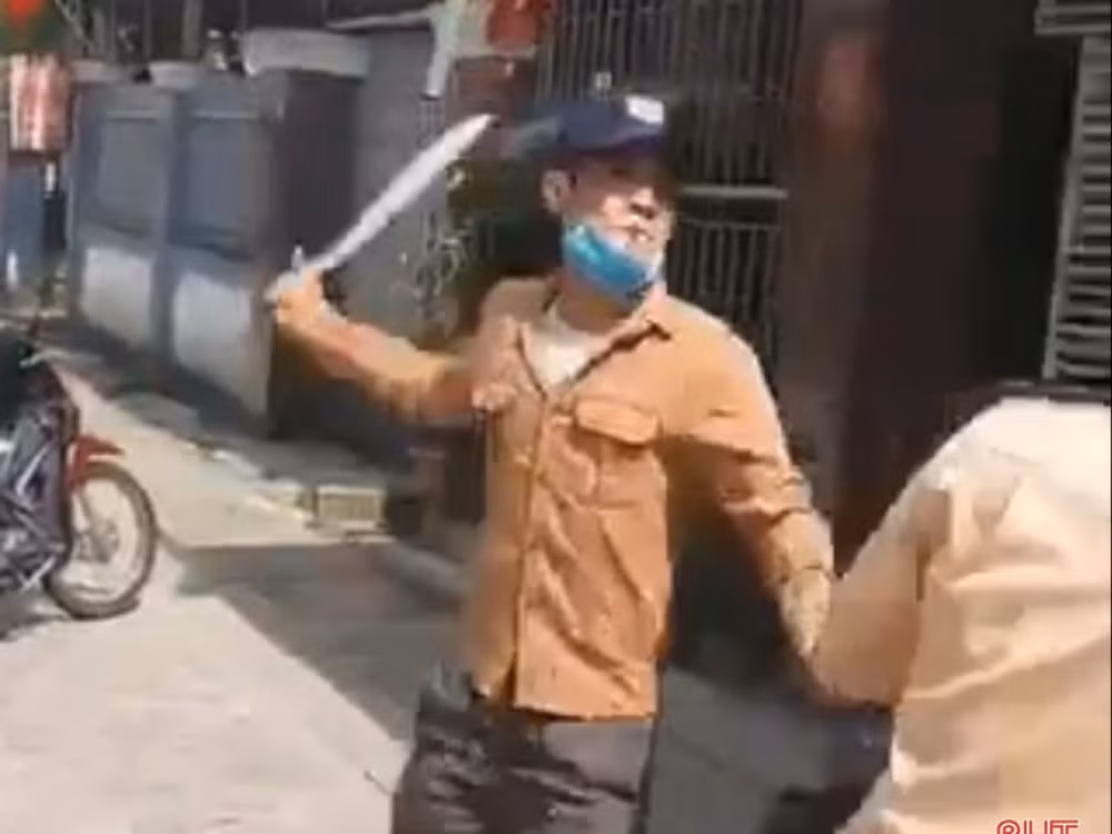 Bat tam giam doi tuong cam dao doa chem CSGT khi bi dung xe