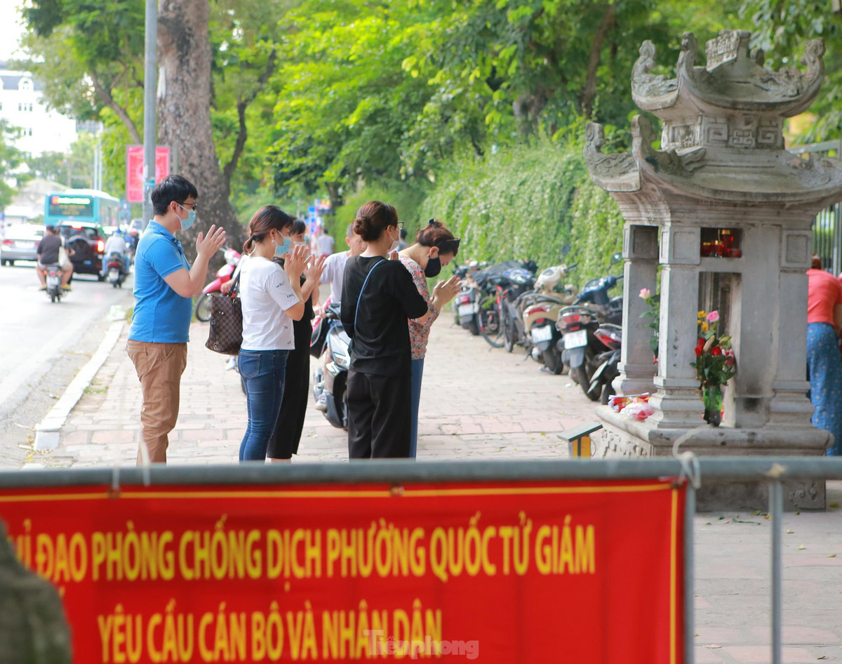 Nhiều gia đình đã tháp tùng con em mình đến đây để cầu may mắn. 