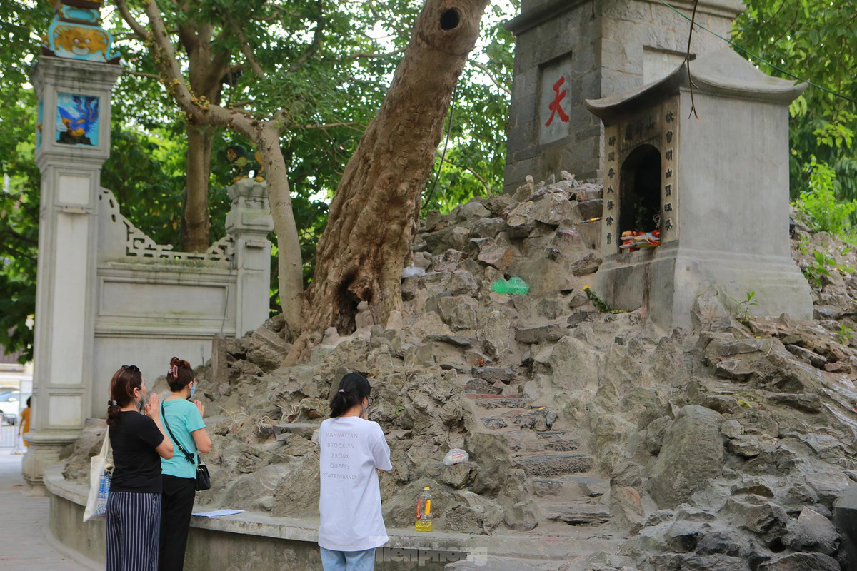 Nhiều người mang đủ hoa quả, hương, dụng cụ học tập... đến hành lễ tại đền Ngọc Sơn.