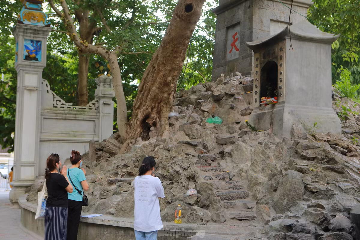 Nhiều người mang đủ hoa quả, hương, dụng cụ học tập... đến hành lễ tại đền Ngọc Sơn.