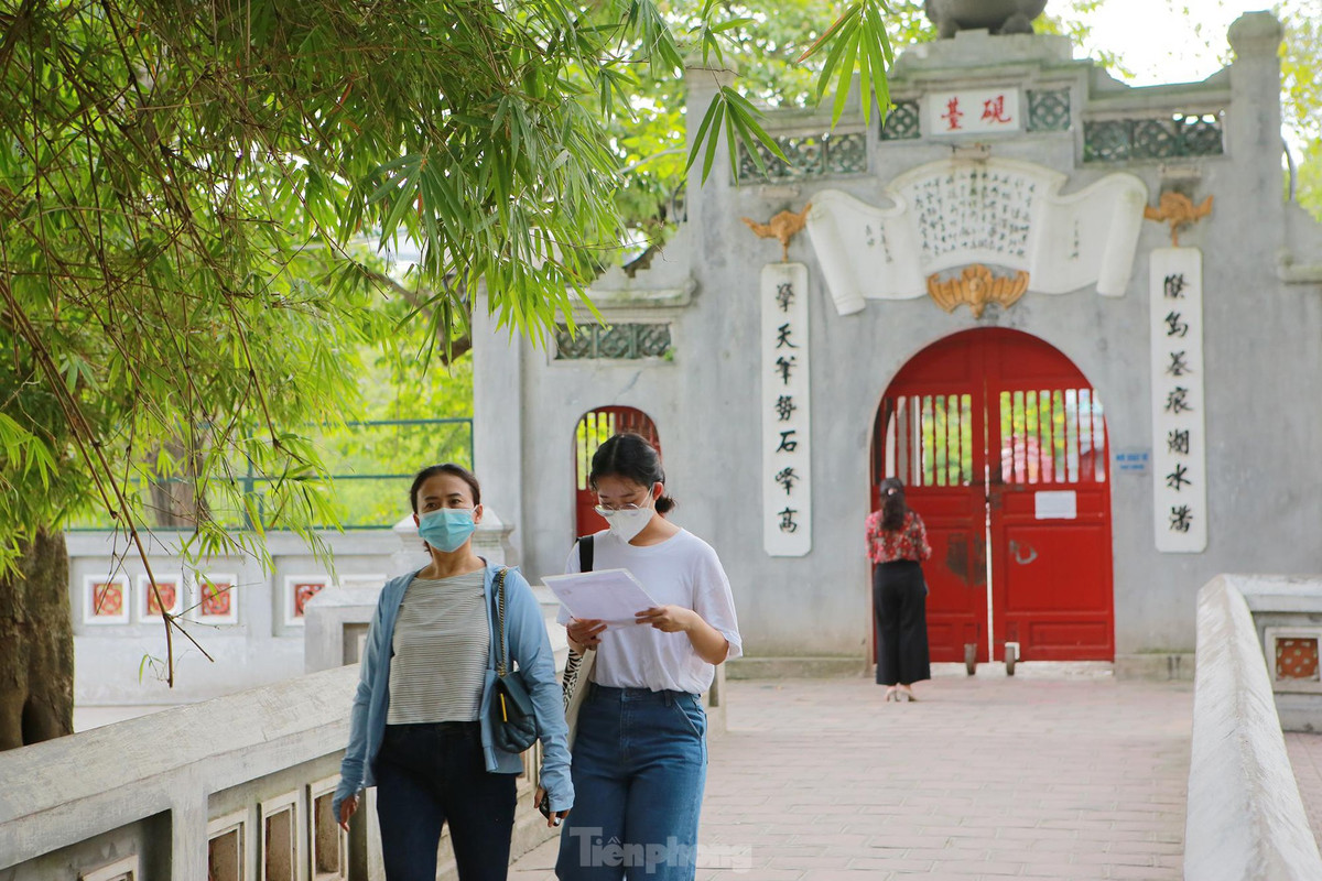 Tại đền Ngọc Sơn, nhiều phụ huynh học sinh đưa con đến cầu may. 