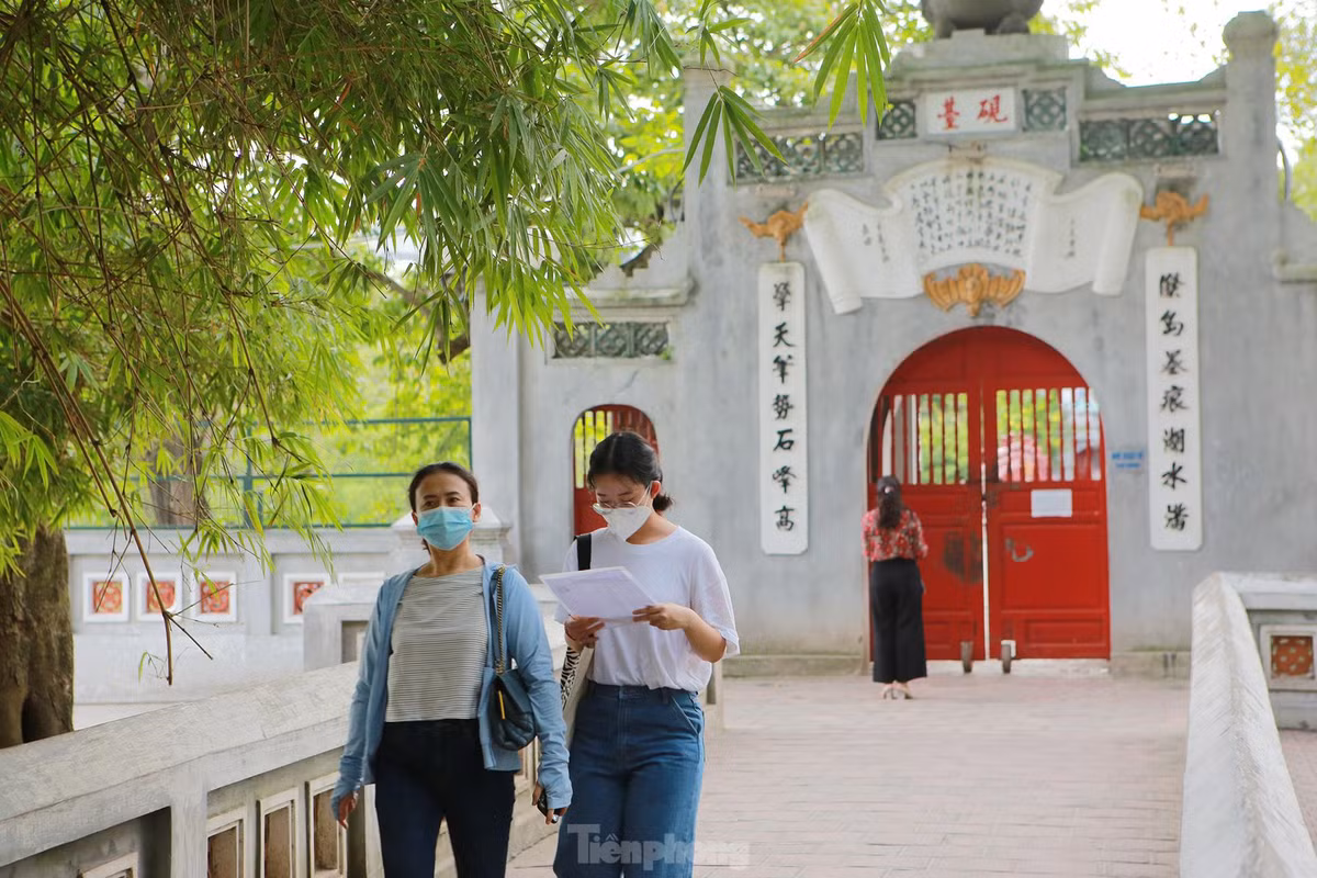 Tại đền Ngọc Sơn, nhiều phụ huynh học sinh đưa con đến cầu may. 