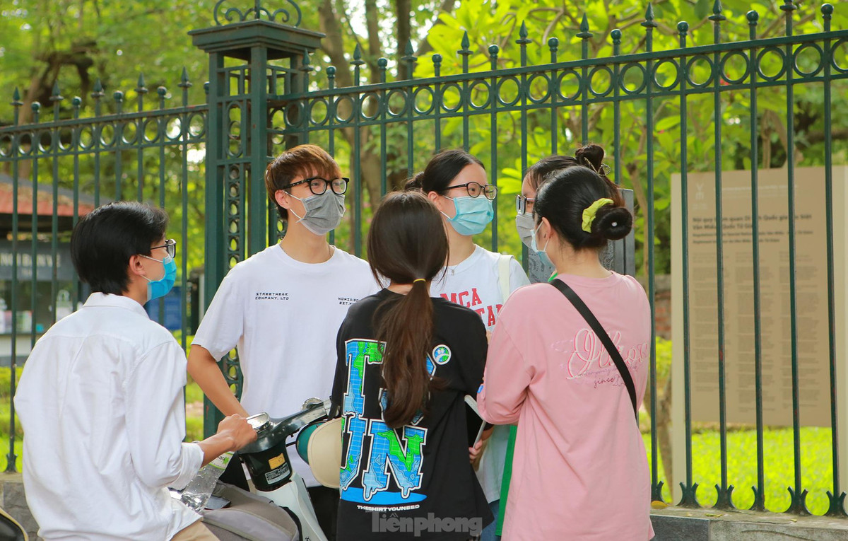 Nhóm bạn đến từ trường Lê Quý Đôn chia sẻ: "Chúng em đi lễ đủ cả 2 điểm Văn Miếu và đền Ngọc Sơn với mong muốn sẽ đạt được điểm cao và hoàn thành nguyện vọng trong đợt thi quan trọng này".