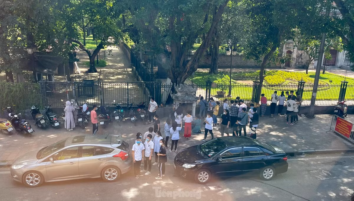 Hang tram si tu den Van Mieu vai vong cau may truoc ngay thi tot nghiep THPT