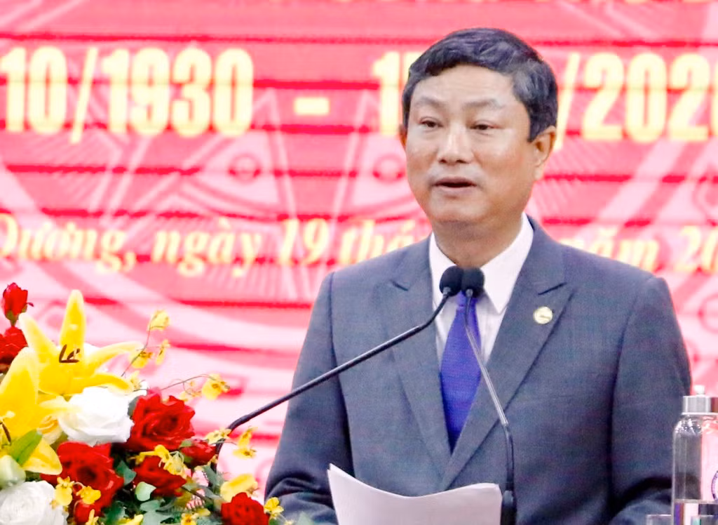 Ông Minh xuất thân là một cán bộ đoàn, làm cán bộ tại Ban Quản lý các khu công nghiệp tỉnh Bình Dương.