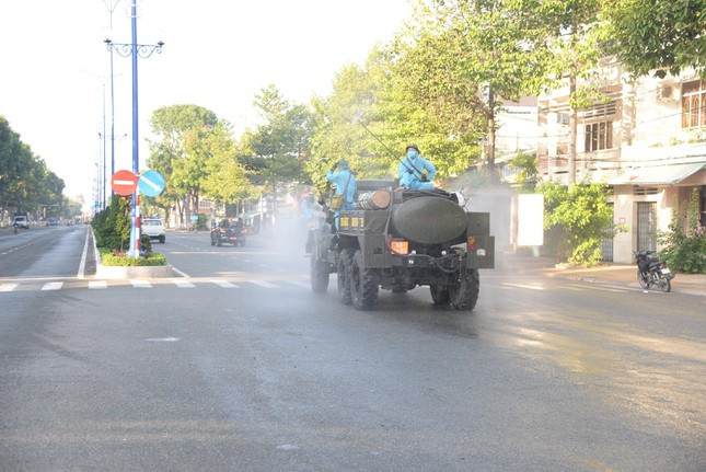 Khởi tố vụ án làm lây lan dịch COVID-19 ở Tiền Giang: Ngày 6/7, Công an TP. Mỹ Tho (Tiền Giang) đã ra quyết định khởi tố vụ án "Làm lây lan dịch bệnh truyền nhiễm nguy hiểm cho người", đồng thời tiếp tục củng cố hồ sơ khởi tố bị can liên quan. Đây là vụ án liên quan đến ổ dịch COVID - 19 khởi phát từ khu phố 2, phường 10, TP. Mỹ Tho, khi BN17040 và BN17041 là 2 ca F0 đầu tiên được phát hiện vào ngày 24/6. Một vài cá nhân có liên quan đã không hợp tác tốt với cơ quan chức năng trong truy vết, xác định nguồn lây để khoanh vùng dập dịch. (Ảnh minh họa)