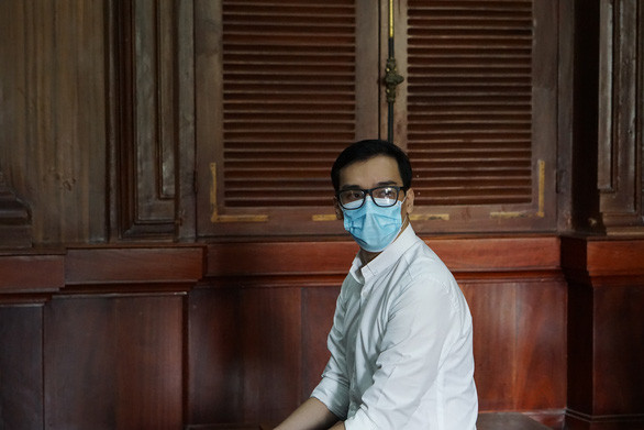  Nam tiếp viên làm lây lan COVID-19 lãnh 2 năm tù treo: Ngày 30/3, TAND TP.HCM đã tuyên phạt bị cáo Dương Tấn Hậu (tiếp viên Vietnam Airlines) 2 năm tù nhưng cho hưởng án treo, thời gian thử thách là 4 năm về tội làm lây lan dịch bệnh truyền nhiễm nguy hiểm cho người khác theo Bộ luật hình sự. Ngoài ra, do bị cáo là lao động chính trong gia đình nên tòa không áp dụng hình phạt tiền.