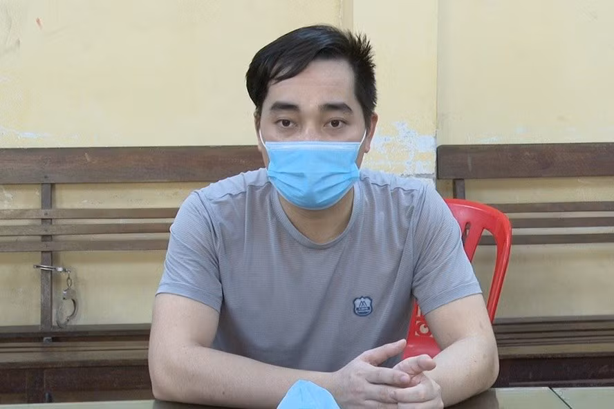  Truy tố bệnh nhân 3051 vì làm lây lan dịch COVID-19: Đào Duy Tùng (SN 1989, ở TP.Hải Dương) xuất cảnh và lưu trú tại thủ đô Viêng Chăn (Lào) là nơi đang có dịch COVID-19. Tùng đã tiếp xúc với nhiều bệnh nhân nhiễm bệnh COVID-19. Khi trở về Nam Nam Tùng không tuân thủ quy định khai báo và cách ly y tế đối với trường hợp nhập cảnh trở về từ vùng có dịch và làm lây lan dịch bệnh. Ngày 1/7, Tùng bị Viện Kiểm sát Nhân dân TP.Hải Dương truy tố bị can.