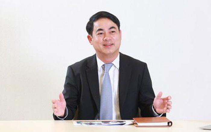 Ông Nghiêm Xuân Thành sinh năm 1969, quê quán tại huyện Yên Lạc, tỉnh Vĩnh Phúc. Ông tốt nghiệp Đại học Ngân hàng và có bằng Tiến sĩ Kinh tế. Tính đến nay, ông Thành đã có hơn 30 năm công tác trong ngành ngân hàng. 