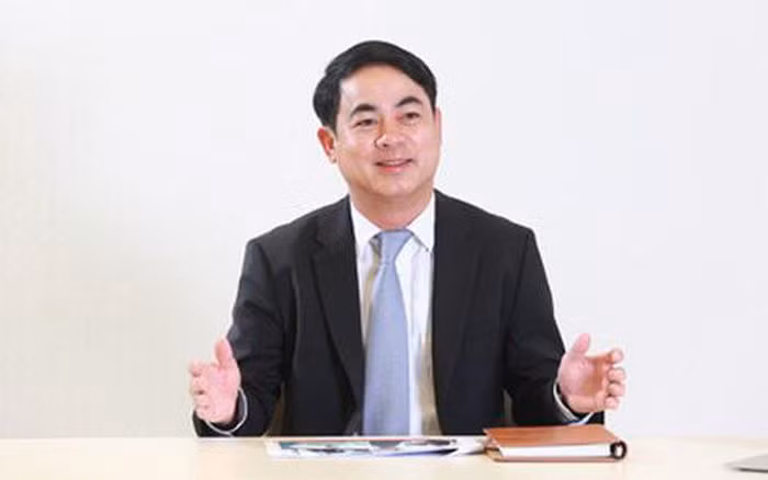 Ông Nghiêm Xuân Thành sinh năm 1969, quê quán tại huyện Yên Lạc, tỉnh Vĩnh Phúc. Ông tốt nghiệp Đại học Ngân hàng và có bằng Tiến sĩ Kinh tế. Tính đến nay, ông Thành đã có hơn 30 năm công tác trong ngành ngân hàng. 