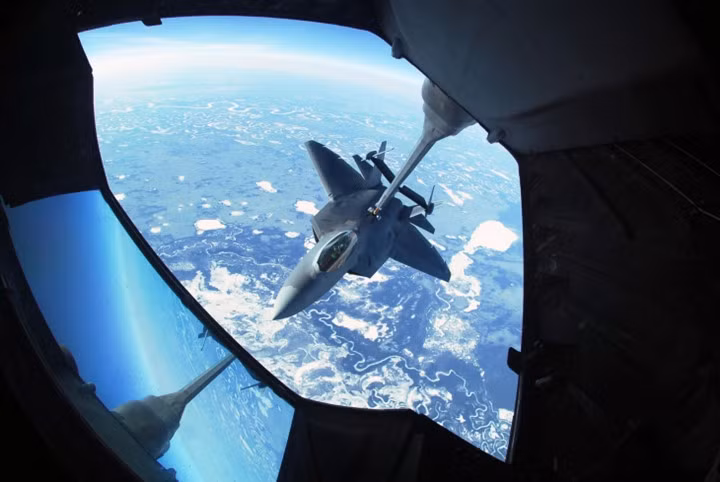 F-22 Raptor còn có thể được tiếp nhiên liệu trên không giúp chiến đấu cơ thế hệ thứ 5 này có thể mở rộng đáng kể phạm vi và thời gian hoạt động của mình và trở nên cực kỳ cơ động trong những tình huống đòi hỏi phải di chuyển đến mục tiêu ở rất xa. Ảnh: Không quân Mỹ