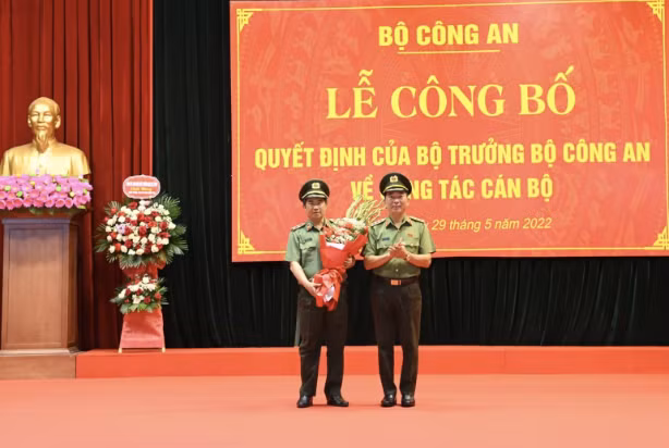 Trong buỗi lễ, Trung tướng, PGS.TS Trần Vi Dân - Giám đốc Học viện Chính trị CAND được điều động, bổ nhiệm giữ chức vụ Cục trưởng Cục Khoa học, Chiến lược và Lịch sử Công an. 
