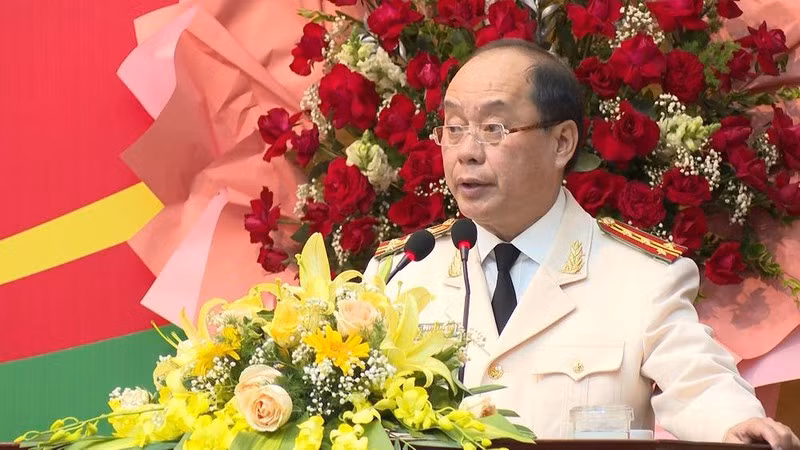 Thừa ủy quyền của Bộ trưởng Bộ Công an, Thiếu tướng Lê Văn Tuyến đã trao Quyết định của Bộ trưởng Bộ Công an về việc điều động, bổ nhiệm Giám đốc Công an tỉnh Quảng Bình cho Đại tá Nguyễn Hữu Hợp. 