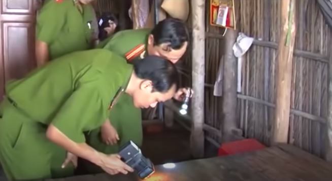 Người dân mở cửa và tá hỏa nhìn thấy thi thể lõa thể của bà Ba nằm dưới nền gạch, cổ bị cắt, máu chảy lênh láng. Lập tức người dân thông báo cho cơ quan chức năng biết phong tỏa hiện trường.