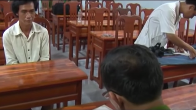 Đến khoảng 0h ngày 29/5/2014, Gianh Anh lẻn vào nhà bà Ba, quan sát thấy bà ngủ không mặc áo nên khoét vách chui vào dùng dao ếm (loại dao lớn) có sẵn tại nhà bà Ba cắt đứt dây mùn rồi dùng người đè lên lấy dao cắt cổ bà Ba cho đến chết. Khi bà Ba bất động, Giang Anh lần tìm túi vải đựng tiền cất trong quần bà Ba.