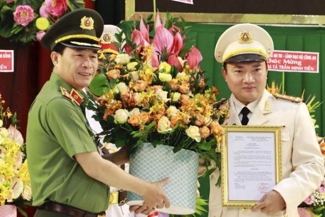 Cũng tại buổi lễ, lãnh đạo Cục Tổ chức cán bộ Bộ Công an công bố các quyết định của Bộ trưởng Bộ Công an về việc bổ nhiệm đại tá Trương Minh Đương (46 tuổi, quê quán tỉnh Cà Mau) - Phó Giám đốc Công an tỉnh Lâm Đồng - giữ chức vụ Giám đốc Công an tỉnh Lâm Đồng.