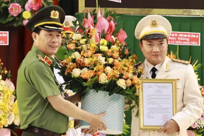 Cũng tại buổi lễ, lãnh đạo Cục Tổ chức cán bộ Bộ Công an công bố các quyết định của Bộ trưởng Bộ Công an về việc bổ nhiệm đại tá Trương Minh Đương (46 tuổi, quê quán tỉnh Cà Mau) - Phó Giám đốc Công an tỉnh Lâm Đồng - giữ chức vụ Giám đốc Công an tỉnh Lâm Đồng.